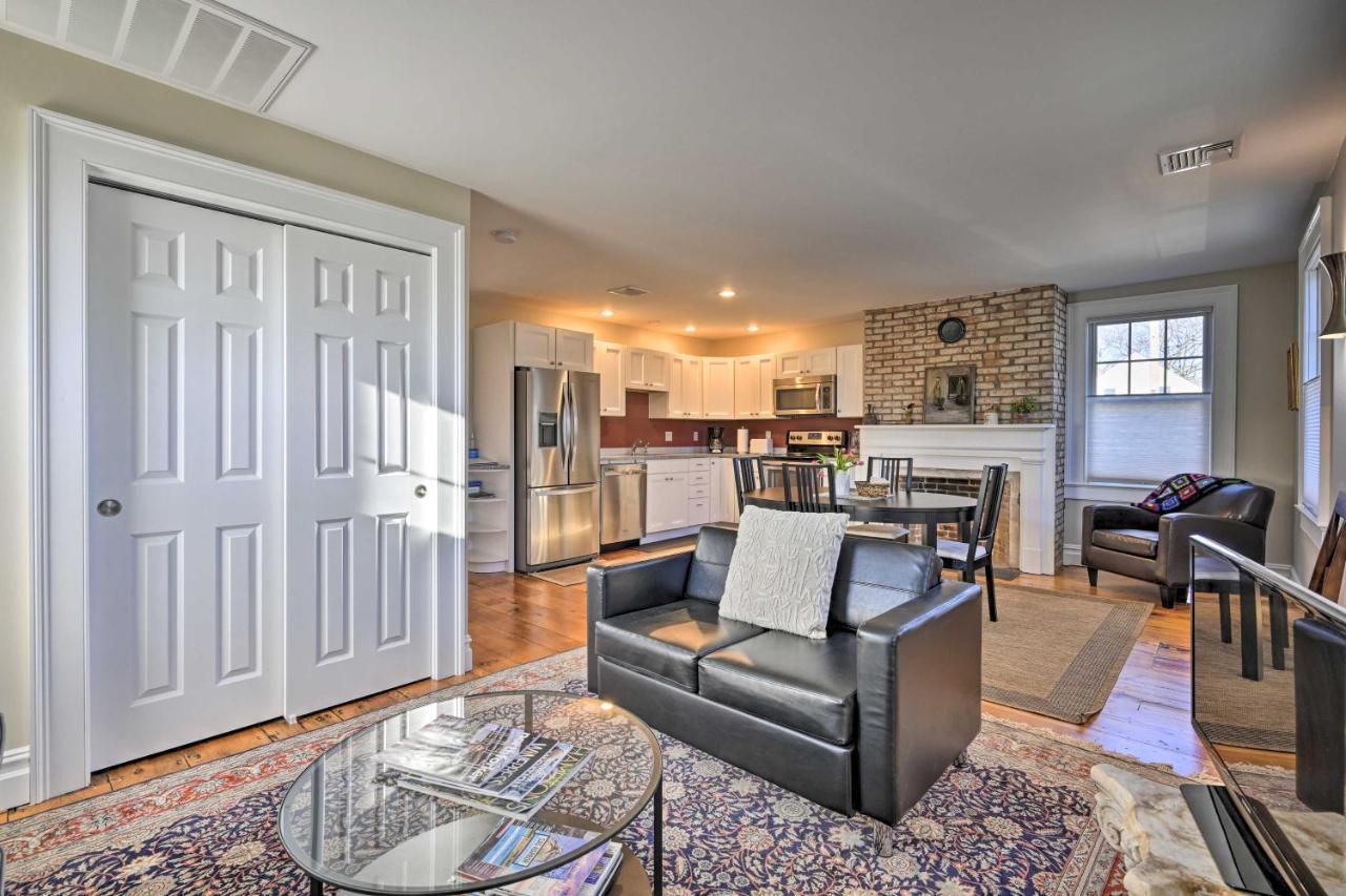 Bright Apartment - Half Mi To Greenport Harbor! Bagian luar foto