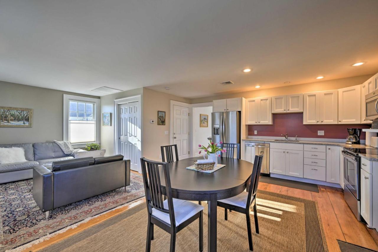 Bright Apartment - Half Mi To Greenport Harbor! Bagian luar foto