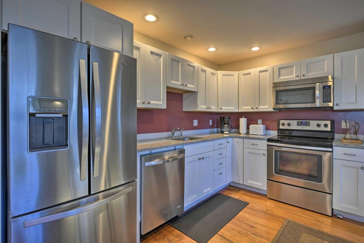 Bright Apartment - Half Mi To Greenport Harbor! Bagian luar foto