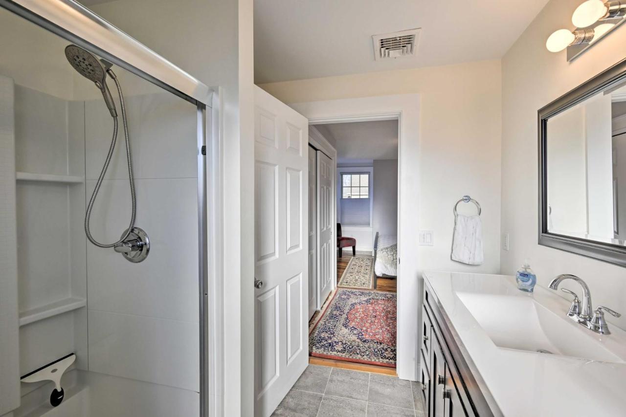 Bright Apartment - Half Mi To Greenport Harbor! Bagian luar foto